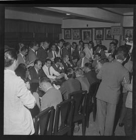 Fotografia "Presidente de clubes com diretores de TV; REUNIÃO DOS CLUBES DE FUTEBOL (DIRETORES) E DIRETORES DE TVS PARA RESOLVEREM O CASO DO CAMPEONATO DE FUTEBOL E TELEVISAMENTO_ HAVELANCE PRESIDIU" ([Local n/d] , 1961) [negativo]. / Fotógrafo(a): Demócrito.  -- ITEM-0008.