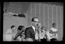 Fotografia "Jogos Campeonato Carioca; 'CAMPEONATO CARIOCA DE 1963' de PROFISSIONAIS (1º Turno) Jogos Vasco x Fluminense (3 x 1) Botafogo x Canto do Rio (3 x 0) America x Madureira (5 x 2) e Olaria x Portuguesa, Reportagem de Esporte" ([Local n/d] , 1963) [negativo]. / Fotógrafo(a): Equipe.  -- ITEM-0137.