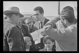 Fotografia "Rep. pelo SUL DO BRASIL (ESPECIAL); 'REPORTAGEM ESPECIAL DE 'UH' 'CONTRABANDO DE ARMAS, Em S. PAULO, SANTA CATARINA, RIO GRANDE DO SUL ETC...' Reportagem feita pela equipe de 'UH'), Reportagem de Amado Ribeiro" ([Local n/d] , 1963) [negativo]. / Fotógrafo(a): Paulo Reis.  -- ITEM-0016.