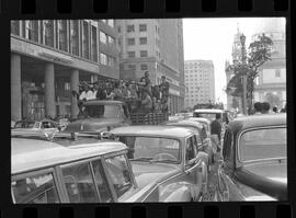 Fotografia "Sindicato dos Ferroviários' Leopoldina - Reunião no Sindicato dos Ferroviários - Volta ao trabalho" ([Local n/d] , 1963) [negativo]. / Fotógrafo(a): Ribeiro.  -- ITEM-0011.