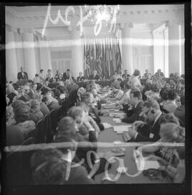 Fotografia "CONGR. INTER. DA FAMÍLIA; 'CONGRESSO INTERNACIONAL DA FAMÍLIA' Inauguração do Congresso Internacional da Família no Hotel Glória tendo usado da palavra o Prof. Heli Menegale, representante do Presidente JG.)" ([Local n/d] , 1963) [negativo]. / Fotógrafo(a): Rodolfo.  -- ITEM-0002.