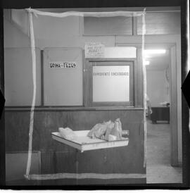 Fotografia "FALTA D'ÁGUA; 'FALTA D'ÁGUA' FALTA D'ÁGUA (reportagem em hospital com seu expediente encerrado por falta de água)" ([Local n/d] , 1963) [negativo]. / Fotógrafo(a): Rodolfo.  -- ITEM-0001.