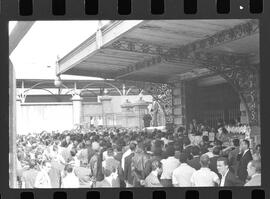 Fotografia "Sindicato dos Ferroviários' Leopoldina - Reunião no Sindicato dos Ferroviários - Volta ao trabalho" ([Local n/d] , 1963) [negativo]. / Fotógrafo(a): Ribeiro.  -- ITEM-0016.