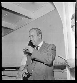 Fotografia "Regresso de Vinicius de Morais, flagrante do Sr. Samuel e Senhora [Danuza Leão]" ([Local n/d] , [Data n/d]) [negativo]. / Fotógrafo(a): Almeida.  -- ITEM-0001.