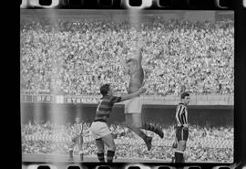 Fotografia "FUTEBOL = 'CAMPEONATO CARIOCA DE PROFISSIONAIS' Jogo Flamengo x Botafogo (3 x 1), America x Portuguesa (2 x 1), Madureira x Bangu (1 x 2), C. Grande x S. Cristovão (1 x 0) e C. Rio x Olaria (1 x 7), Reportagem de Esporte" ([Local n/d] , 1963) [negativo]. / Fotógrafo(a): Equipe.  -- ITEM-0288.