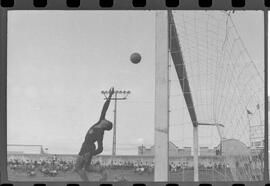 Fotografia "Jogos Campeonato Carioca; 'CAMPEONATO CARIOCA DE 1963' de PROFISSIONAIS (1º Turno) Jogos Vasco x Fluminense (3 x 1) Botafogo x Canto do Rio (3 x 0) America x Madureira (5 x 2) e Olaria x Portuguesa, Reportagem de Esporte" ([Local n/d] , 1963) [negativo]. / Fotógrafo(a): Equipe.  -- ITEM-0043.