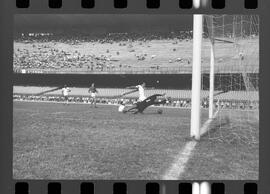 Fotografia "FLUMINENSE X BONSUCESSO; 'CAPEONATO [CAMPEONATO] CARIOCA DE FUTEBOL PROFISSIONAIS' Jogo no Maracanã - Fluminense x Bonsucesso (3x0), sendo que este jogo foi anulado devido a irregularidade havida), Reportagem de Esporte" ([Local n/d] , 1963) [negativo]. / Fotógrafo(a): Demócrito; Ribeiro.  -- ITEM-0060.