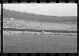 Fotografia "CAPEONATO [CAMPEONATO] CARIOCA DE 1963' (PROFISSIONAIS) (1º Turno) Jogo Famengo [Flamengo] x Campo Grande (5 x 0); Jogo Flamengo e Campo Grande, Reportagem de Esporte" ([Local n/d] , 1963) [negativo]. / Fotógrafo(a): Ribeiro; Demócrito.  -- ITEM-0011.