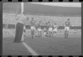 Fotografia "Jogos Campeonato Carioca; 'CAMPEONATO CARIOCA DE 1963' de PROFISSIONAIS (1º Turno) Jogos Vasco x Fluminense (3 x 1) Botafogo x Canto do Rio (3 x 0) America x Madureira (5 x 2) e Olaria x Portuguesa, Reportagem de Esporte" ([Local n/d] , 1963) [negativo]. / Fotógrafo(a): Equipe.  -- ITEM-0128.