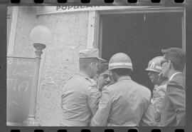 Fotografia "Conflitos' Violência Polícial no Sindicato dos Têxteis (Deputado Hercules Correia preso por defender as reformas de bases), Reportagem de Oscar Cardoso" ([Local n/d] , 1963) [negativo]. / Fotógrafo(a): Luiz Santos; Alvaro.  -- ITEM-0001.