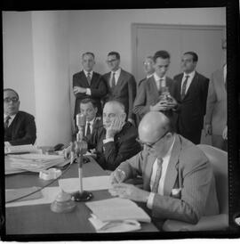 Fotografia "JOÃO LYRA Fº; 'ASSEMBLÉA LEGISLATIVA DA GB.' Ministro João Lyra Filho, na C.P.I. (Depoimento na Comissão de Finançcas da Assembléia Legislativa da GB, com relação a prestação de contas do Governo de Carlos Lacerda)" ([Local n/d] , 1963) [negativo]. / Fotógrafo(a): Rodolpho.  -- ITEM-0007.