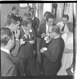 Fotografia "NEGATIVOS DO JANGO LENDO UH-POÁ; Presidente Jango lendo o Jornal 'Última Hora - POA', Reportagem de Brasília" ([Local n/d] , 1963) [negativo]. / Fotógrafo(a): Novelli.  -- ITEM-0002.