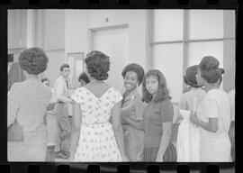 Fotografia "CONCURSO 'MISS' REAL CHIC' Concurso 'Miss REAL CHIC' candidatas na redação, Reportagem de Waldinar" ([Local n/d] , 1963) [negativo]. / Fotógrafo(a): Pedro.  -- ITEM-0009.