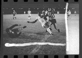 Fotografia "Futebol; 'FUTEBOL = LIBERTADORES DAS AMÉRICAS' Botafogo x Alianza de Lima (2 x 1) (Fases do jogo realizado no Maracanã)" ([Local n/d] , 1963) [negativo]. / Fotógrafo(a): Demócrito.  -- ITEM-0013.