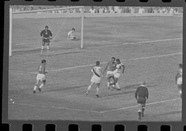 Fotografia "CAMPEONATO CARIOCA DE PROFISSIONAIS DE 1963 (1º TURNO) Jogos - Campeonato Carioca. Flamengo x Madureira (5 x 0) - Vasco x América (2 x 0) e Fluminense x Portuguesa (1 x 1). e Peter Kedzierski, homem voador dos EUA, (Vôo)" ([Local n/d] , 1963) [negativo]. / Fotógrafo(a): Equipe.  -- ITEM-0019.