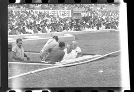 Fotografia "Jogos Campeonato Carioca; 'CAMPEONATO CARIOCA DE 1963' de PROFISSIONAIS (1º Turno) Jogos Vasco x Fluminense (3 x 1) Botafogo x Canto do Rio (3 x 0) America x Madureira (5 x 2) e Olaria x Portuguesa, Reportagem de Esporte" ([Local n/d] , 1963) [negativo]. / Fotógrafo(a): Equipe.  -- ITEM-0248.