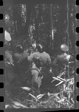 Fotografia "DESAPARECIMENTO DO MÉDICO NO PICO DE PAPAGAIO Família perdida na mata (Dr. Newto Batista dos Santos, que estava desaparecido com seus filhos Caio Cesar e Lia Lucia no Pico de Papagaio)" ([Local n/d] , 1963) [negativo]. / Fotógrafo(a): Adyr; Rodolpho.  -- ITEM-0013.