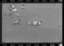 Fotografia "CAMPEONATO CARIOCA DE PROFISSIONAIS DE 1963' (1º Turno) Jogo Vasco da Gama x Olaria (1 x 0) no Maracanã" ([Local n/d] , 1963) [negativo]. / Fotógrafo(a): Demócrito; Ribeiro.  -- ITEM-0066.