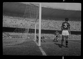 Fotografia "FUTEBOL = 'CAMPEONATO CARIOCA DE PROFISSIONAIS' Jogo Flamengo x Botafogo (3 x 1), America x Portuguesa (2 x 1), Madureira x Bangu (1 x 2), C. Grande x S. Cristovão (1 x 0) e C. Rio x Olaria (1 x 7), Reportagem de Esporte" ([Local n/d] , 1963) [negativo]. / Fotógrafo(a): Equipe.  -- ITEM-0235.