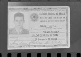 Fotografia "SARG. PARAQUEDISTA ASSASSINADO; 'CRIME DO SARGENTO PARAQUEDISTA' 'Suite' Caso do Sargento Paraquedista assassinado (Amilcar Oliveira da Costa assassinado por assaltante quando se encontrava em companhia de sua namorada Maria Isabel Pamplona Figueiredo, suite com depoimento de sua namorada no DP. e boneco da vítima)" ([Local n/d] , 1963) [negativo]. / Fotógrafo(a): Luiz Santos.  -- ITEM-0002.