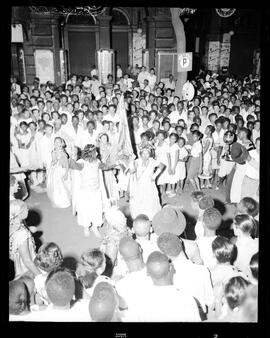 Fotografia "Reportagem sobre o carnaval no dia 31 de dezembro de 1952" ([Local n/d] , 1952) [negativo]. / Fotógrafo(a): Jader Neves.  -- ITEM-0011.