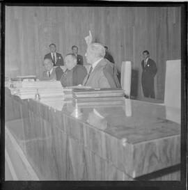 Fotografia "Brasília - Caso Hélio Fernandes, julgamento pró habe corpus [habeas corpus] em Brasília e encontro com sua esposa Sra. Rosinha Fernandes)" ([Local n/d] , 1963) [negativo]. / Fotógrafo(a): Nevilles.  -- ITEM-0010.