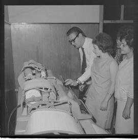 Fotografia "CONGRESSO DE EDUCAÇÃO FÍSICA' Redação - Congresso de Educação Física (Visita de duas jovens na redação de UH), Reportagem de Theba" ([Local n/d] , 1963) [negativo]. / Fotógrafo(a): Roberto.  -- ITEM-0003.