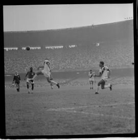 Fotografia "CAMPEONATO CARIOCA DE PROFISSIONAIS DE 1963 (1º TURNO) Jogos - Campeonato Carioca. Flamengo x Madureira (5 x 0) - Vasco x América (2 x 0) e Fluminense x Portuguesa (1 x 1). e Peter Kedzierski, homem voador dos EUA, (Vôo)" ([Local n/d] , 1963) [negativo]. / Fotógrafo(a): Equipe.  -- ITEM-0135.