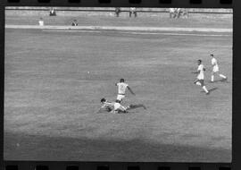 Fotografia "CAMPEONATO CARIOCA DE PROFISSIONAIS DE 1963' (1º Turno) Jogo Bangú x S. Cristovão (3 x 0)" ([Local n/d] , 1963) [negativo]. / Fotógrafo(a): Rodolfo.  -- ITEM-0009.