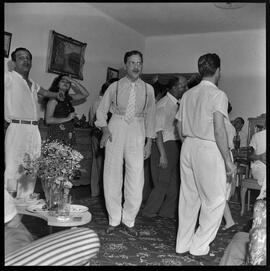 Fotografia "Fotos na residência do Sr. Paulo Medeiros. Festa - Amigos do Samba" ([Local n/d] , [Data n/d]) [negativo]. / Fotógrafo(a): Hélio Santos.  -- ITEM-0014.