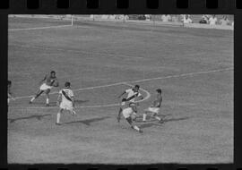 Fotografia "CAMPEONATO CARIOCA DE PROFISSIONAIS DE 1963 (1º TURNO) Jogos - Campeonato Carioca. Flamengo x Madureira (5 x 0) - Vasco x América (2 x 0) e Fluminense x Portuguesa (1 x 1). e Peter Kedzierski, homem voador dos EUA, (Vôo)" ([Local n/d] , 1963) [negativo]. / Fotógrafo(a): Equipe.  -- ITEM-0053.