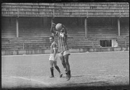 Fotografia "Futebol - R.J. (Equipe do Fluminense, 1952), Seção: Esportes" ([Local n/d] , 1952) [negativo]. / Fotógrafo(a): Equipe.  -- ITEM-0027.