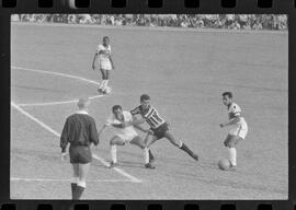 Fotografia "Campeonato Carioca de Profissionais de 63 (1° Turno) Esporte - jogo Fluminense (1 x 0) Bonsucesso" ([Local n/d] , 1963) [negativo]. / Fotógrafo(a): Democrito.  -- ITEM-0112.