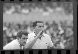 Fotografia "FUTEBOL = 'CAMPEONATO CARIOCA DE PROFISSIONAIS' Jogo Flamengo x Botafogo (3 x 1), America x Portuguesa (2 x 1), Madureira x Bangu (1 x 2), C. Grande x S. Cristovão (1 x 0) e C. Rio x Olaria (1 x 7), Reportagem de Esporte" ([Local n/d] , 1963) [negativo]. / Fotógrafo(a): Equipe.  -- ITEM-0019.