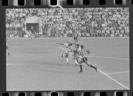 Fotografia "Campeonato Carioca de Profissionais de 63 (1° Turno) Esporte - jogo Fluminense (1 x 0) Bonsucesso" ([Local n/d] , 1963) [negativo]. / Fotógrafo(a): Democrito.  -- ITEM-0120.