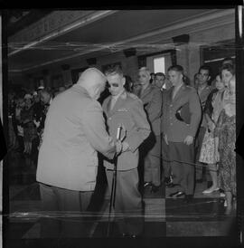 Fotografia "Ministério da Guerra' Entrega de Espadas aos novos generais. Alfredo Pinheiro, Joaquim de Melo Camarinha, Napoleão Nobre e Luis Lopes de Miranda etc...com a presença do Gal. José Machado Lopes), Reportagem de Sonia" ([Local n/d] , 1963) [negativo]. / Fotógrafo(a): Rodolpho.  -- ITEM-0007.