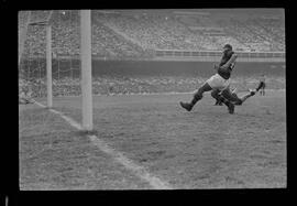 Fotografia "FUTEBOL = 'CAMPEONATO CARIOCA DE PROFISSIONAIS' Jogo Flamengo x Botafogo (3 x 1), America x Portuguesa (2 x 1), Madureira x Bangu (1 x 2), C. Grande x S. Cristovão (1 x 0) e C. Rio x Olaria (1 x 7), Reportagem de Esporte" ([Local n/d] , 1963) [negativo]. / Fotógrafo(a): Equipe.  -- ITEM-0172.