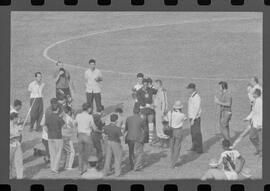 Fotografia "CAMPEONATO CARIOCA DE PROFISSIONAIS DE 1963 (1º TURNO) Jogos - Campeonato Carioca. Flamengo x Madureira (5 x 0) - Vasco x América (2 x 0) e Fluminense x Portuguesa (1 x 1). e Peter Kedzierski, homem voador dos EUA, (Vôo)" ([Local n/d] , 1963) [negativo]. / Fotógrafo(a): Equipe.  -- ITEM-0008.