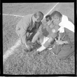 Fotografia "Jogos Campeonato Carioca; 'CAMPEONATO CARIOCA DE 1963' de PROFISSIONAIS (1º Turno) Jogos Vasco x Fluminense (3 x 1) Botafogo x Canto do Rio (3 x 0) America x Madureira (5 x 2) e Olaria x Portuguesa, Reportagem de Esporte" ([Local n/d] , 1963) [negativo]. / Fotógrafo(a): Equipe.  -- ITEM-0310.