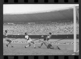 Fotografia "CAMPEONATO CARIOCA DE PROFISSIONAIS DE 1963' (1º Turno) Jogo Vasco da Gama x Olaria (1 x 0) no Maracanã" ([Local n/d] , 1963) [negativo]. / Fotógrafo(a): Demócrito; Ribeiro.  -- ITEM-0010.