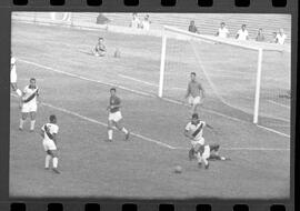 Fotografia "CAMPEONATO CARIOCA DE PROFISSIONAIS DE 1963 (1º TURNO) Jogos - Campeonato Carioca. Flamengo x Madureira (5 x 0) - Vasco x América (2 x 0) e Fluminense x Portuguesa (1 x 1). e Peter Kedzierski, homem voador dos EUA, (Vôo)" ([Local n/d] , 1963) [negativo]. / Fotógrafo(a): Equipe.  -- ITEM-0081.