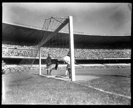 Fotografia "Esporte - Futebol - Botafogo x Flamengo" ([Local n/d] , [Data n/d]) [negativo]. / Fotógrafo(a): Ângelo.  -- ITEM-0002.