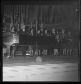 Fotografia "Concurso internacional de Canto; 'CONCURSO INTERNACIONAL DE CANTO' Concurso Internacional de Canto apresentação de candidatos)" ([Local n/d] , 1963) [negativo]. / Fotógrafo(a): Roberto.  -- ITEM-0004.