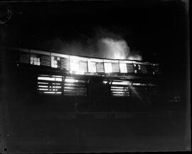 Fotografia "Incêndio no mercado" ([Local n/d] , [Data n/d]) [negativo]. / Fotógrafo(a): [Autoria n/d].  -- ITEM-0005.