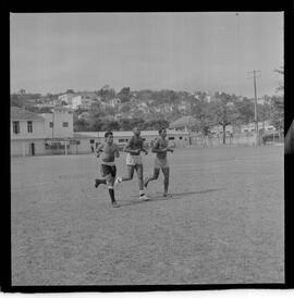 Fotografia "Botafogo F. R.' Garrincha e Quarentinha em treino especial com o preparador físico Adalberto" ([Local n/d] , 1963) [negativo]. / Fotógrafo(a): Democrito.  -- ITEM-0012.