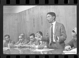 Fotografia "Sindicato dos Ferroviários' Leopoldina - Reunião no Sindicato dos Ferroviários - Volta ao trabalho" ([Local n/d] , 1963) [negativo]. / Fotógrafo(a): Ribeiro.  -- ITEM-0005.