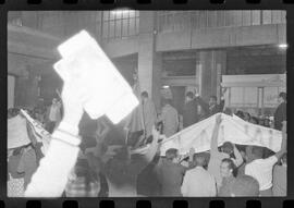 Fotografia "Conflitos' Conflitos - Passeatas - Polícia militar agride povo na Leopoldina - á favor das reformas de bases" ([Local n/d] , 1963) [negativo]. / Fotógrafo(a): Paulo; Venê; André; Alvaro; Pinto.  -- ITEM-0033.