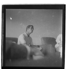 Fotografia "Zona Norte: Prisão de 'Transviados'; JUVENTUDE TRANSVIADA DO MEYER PRESO O ' REI DA MACONHA MISTO DE FUNCIONARIO PUBLICO- ADIR ASSIS OU ADACIE ASSIS, Reportagem de Amado Ribeiro" ([Local n/d] , 1962) [negativo]. / Fotógrafo(a): Luiz Santos.  -- ITEM-0006.