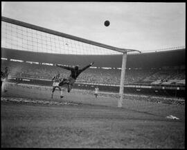 Fotografia "Esporte - Futebol, Jogos do dia 16 de dezembro de 1951" ([Local n/d] , 1951) [negativo]. / Fotógrafo(a): Equipe.  -- ITEM-0020.