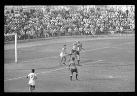 Fotografia "CAMPEONATO CARIOCA DE PROFISSIONAIS DE 1963' (1º TURNO) Jogo Botafogo x Campo Grande (2 x 0)" ([Local n/d] , 1963) [negativo]. / Fotógrafo(a): Demócrito; Ribeiro.  -- ITEM-0019.